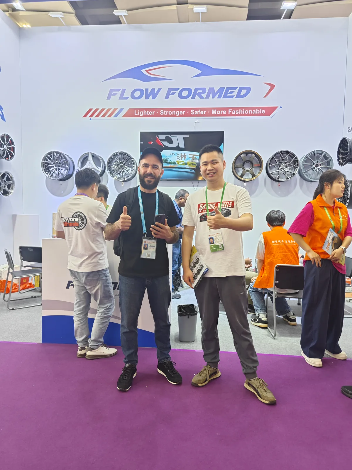 International customer and RAYONE representative at the 2026 Spring Canton Fair