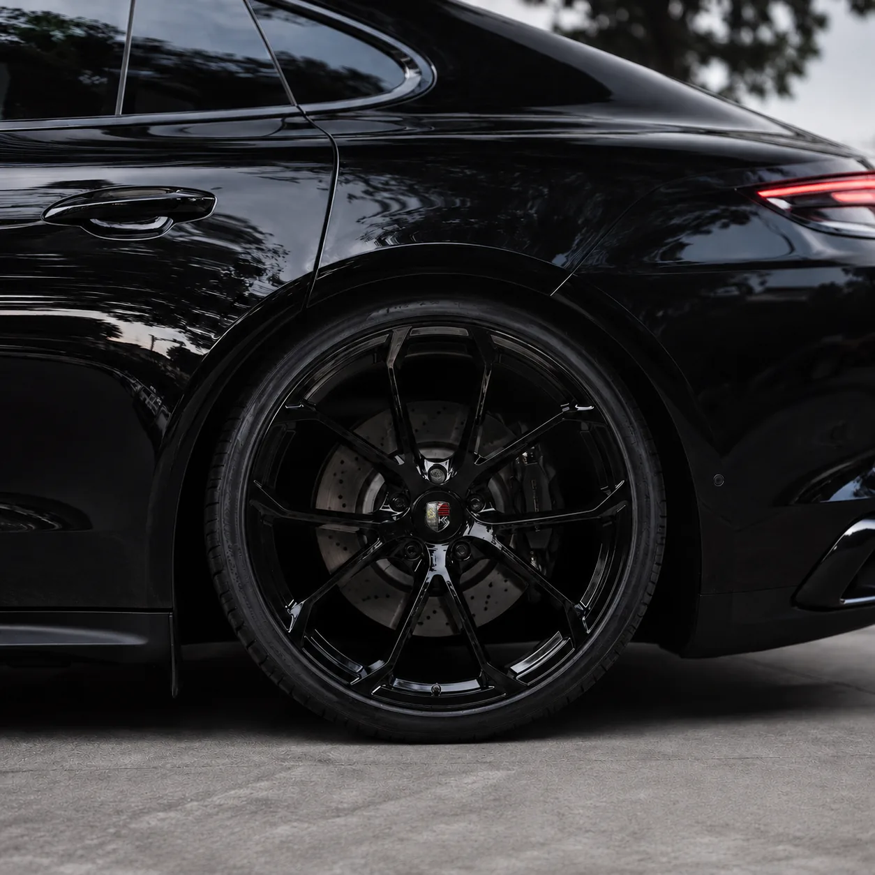 RAYONE sub-brand wheel detail with center cap
